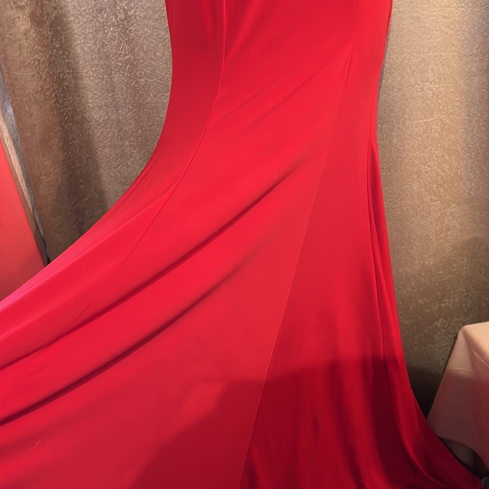 Red gown - Picture 3 of 4
